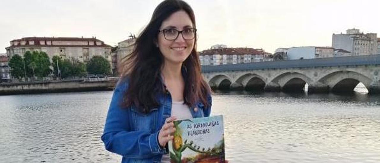 Victoria García posa con su libro en Pontevedra.   | // FDV