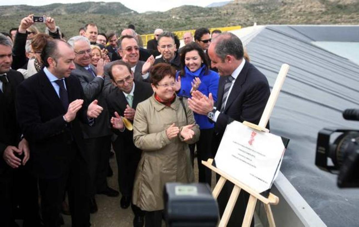 Francisco Camps durante la inauguración ayer de la placa justo al pie del nuevo embalse.