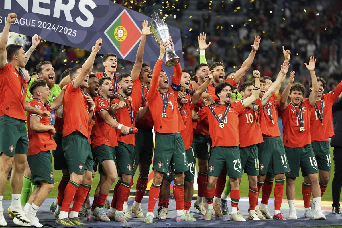 Los jugadores de Portugal, con Cristiano a la cabeza, levantan el título de campeones de la Liga de Naciones