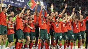 Cristiano Ronaldo levantando el título de la Nations League con Portugal