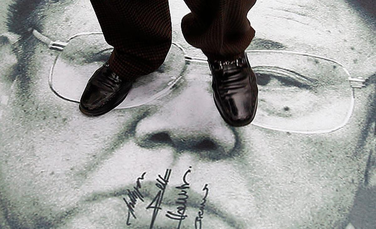 Un manifestant sobre el retrat del líder nord-coreà Kim Jong-il, a Seül.