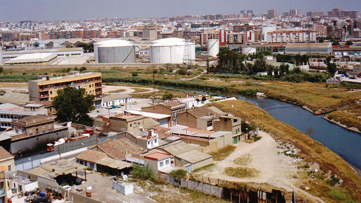 Vista del barrio de Natzaret en primer plazo, el cauce y el circuito de Fórmula 1 al fondo.
