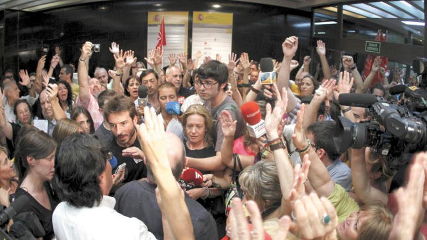 Protesta de funcionarios ayer en Administración Pública.