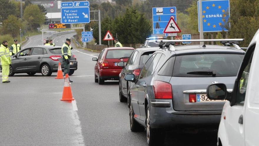 Agentes de la Guardia Civil durante el cierre de la frontera de Galicia con Portugal. // Jose Lores