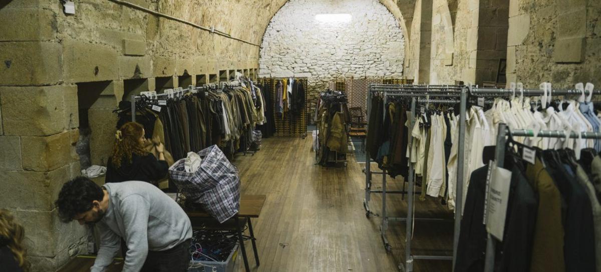 Una de las salas en las que se guarda el vestuario de los figurantes de la serie. |  J. O.