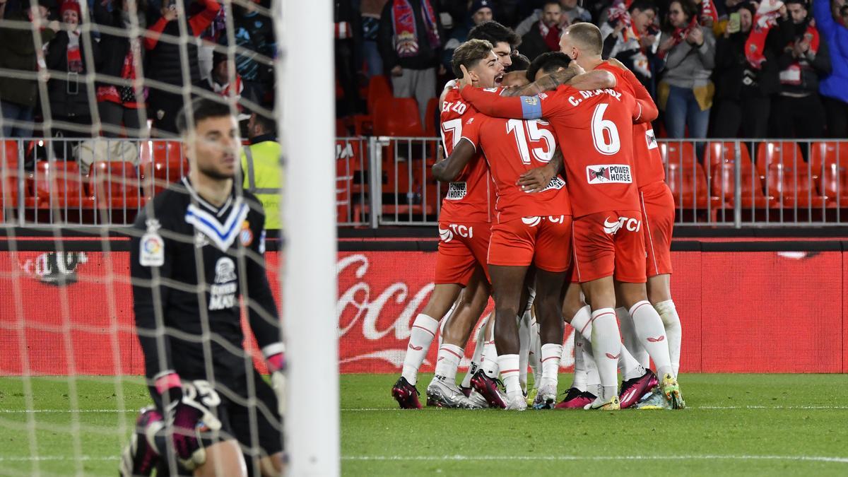 Los jugadores del Almería celebran uno de los goles conseguidos por el equipo almeriense durante el encuentro correspondiente a la jornada 19 de primera división que disputan hoy viernes frente al Espanyol en el Power Horse Stadium de Almería. EFE / Carlos Barba.