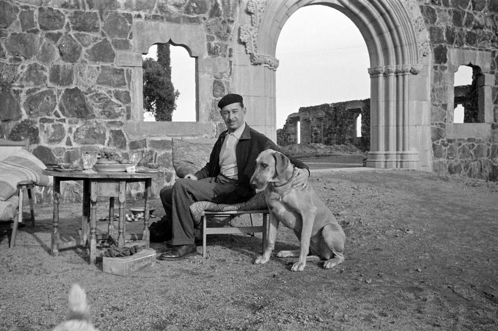 Nicolai Woevodski acompanyat del seu gos, davant el castell de Cap Roig en construcció