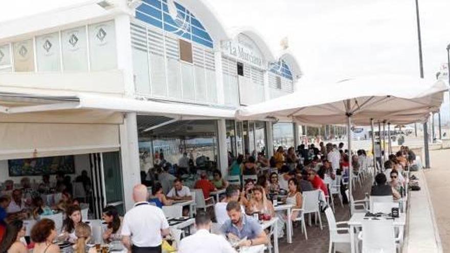 Uno de los restaurantes del Paseo Marítimo que se van a renovar con la terraza al lado de la playa.