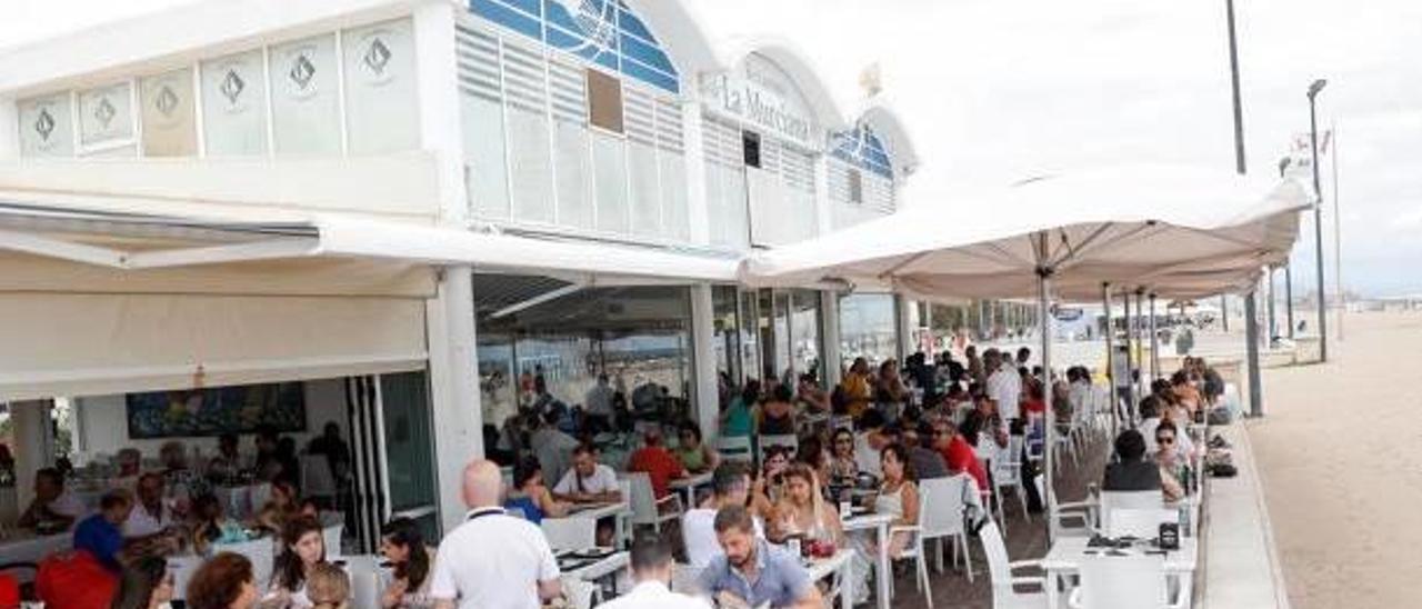 Uno de los restaurantes del Paseo Marítimo que se van a renovar con la terraza al lado de la playa.