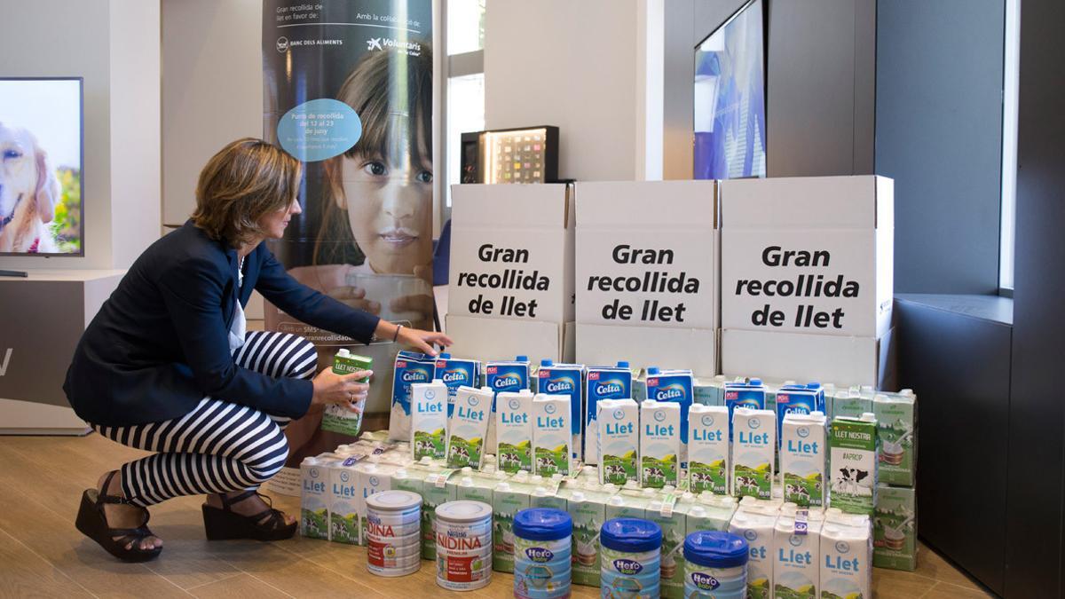 Punto de recogida de leche en una oficina de Caixabank del barrio de la Sagrada Família