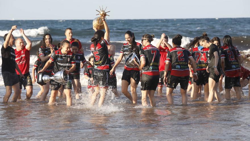 El Telecable Hockey Gijón se pide otra copa con celebración en el Ayuntamiento, y con un chapuzón en la playa