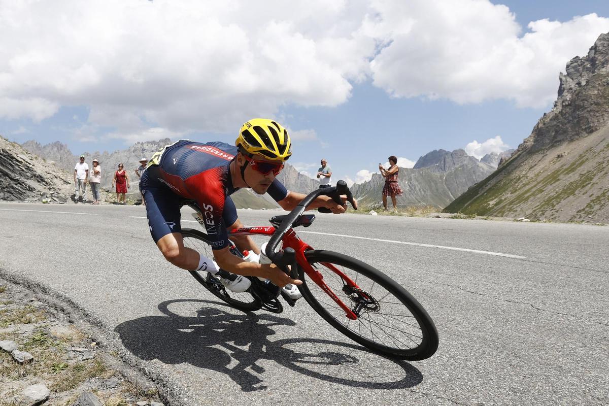 Alpe D’huez (France), 14/07/2022.- British rider Thomas Pidcock of Ineos Grenadiers in action during the 12th stage of the Tour de France 2022 over 165.1km from Briancon to Alpe d’Huez, France, 14 July 2022. (Ciclismo, Francia) EFE/EPA/GUILLAUME HORCAJUELO