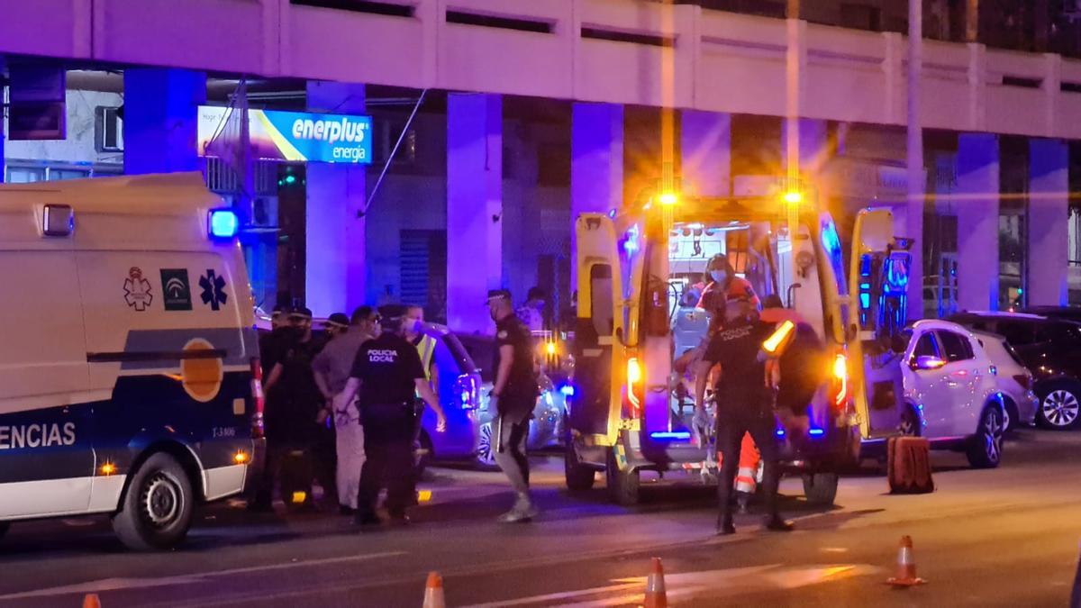 Agentes de la Policía Local y servicios sanitarios, en el lugar de los hechos.