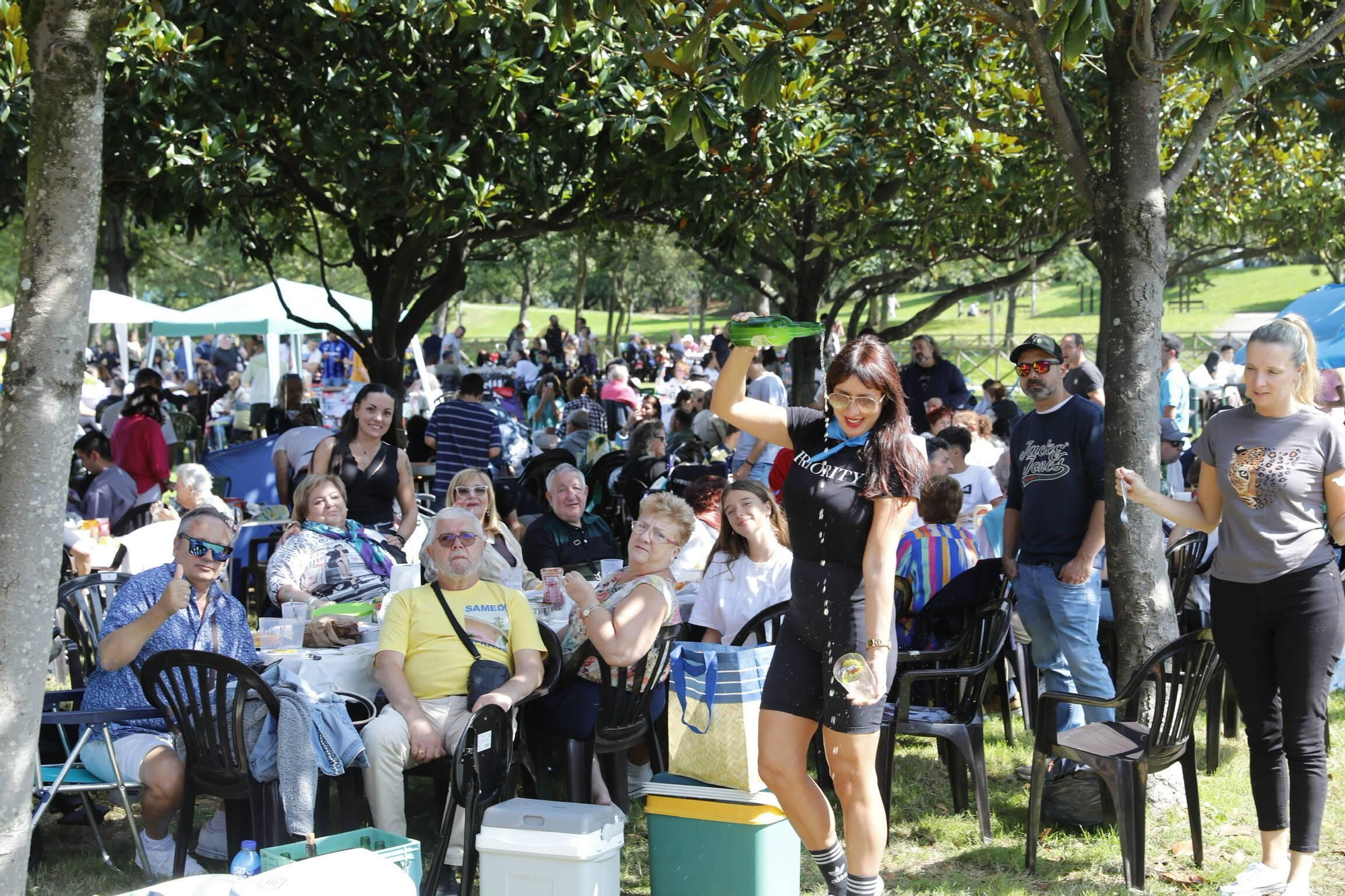 Moreda se zampa sus fiestas con una multitudinaria comida en el parque (en imágenes)