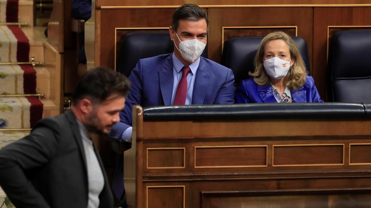 Gabriel Rufián pasa frente a Pedro Sánchez y Nadia Calviño durante un pleno del Congreso de los Diputados.