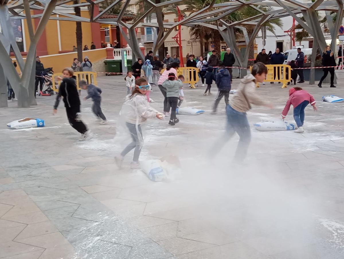 El protagonismo de esta jornada ha sido para los niños y los jóvenes con su pelea de harina.