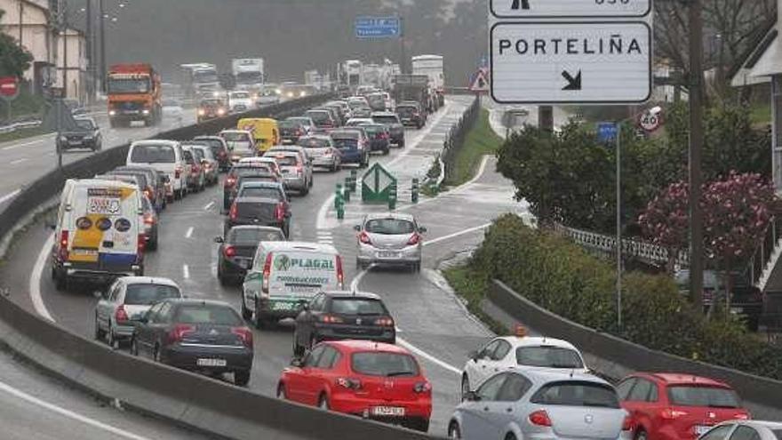 La A-55 colapsada por tres accidentes de tráfico. // Nick
