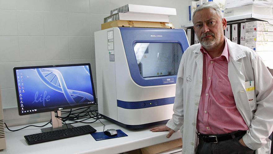 El codirector del Laboratorio Regional de Histocompatibilidad y Trasplante de la Arrixaca destaca que en el hospital cuentan desde hace dos años con tecnología NGS, con un extractor automático de ADN, que permite procesar hasta 96 muestras a la vez (antes se hacían 16), lo que ha permitido que no se bloquee el servicio ante la avalancha de nuevos donantes que se ha registrado.