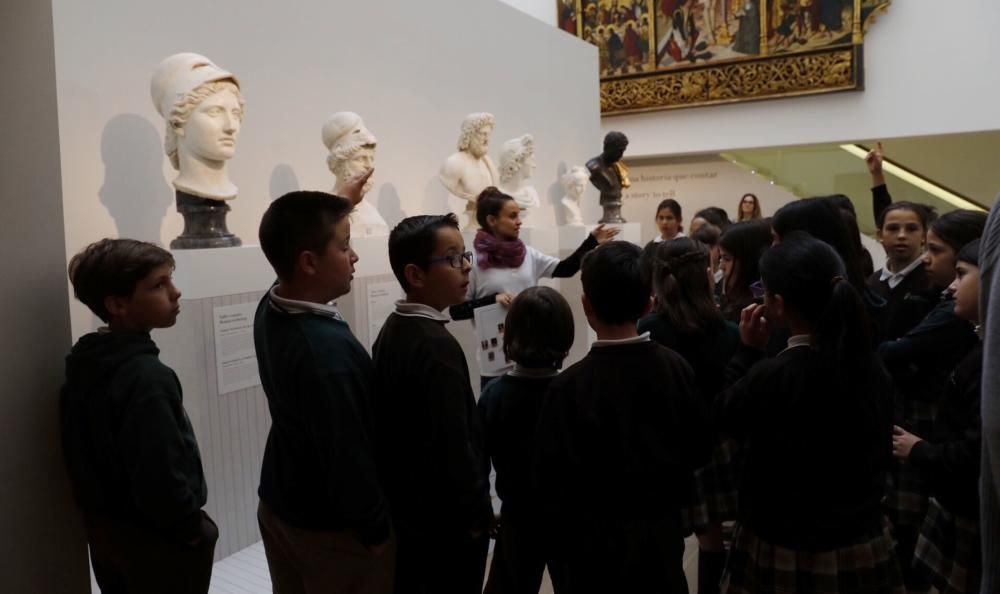 Visita de los alumnos del colegio Santa Teresa al Museo de Bellas Artes