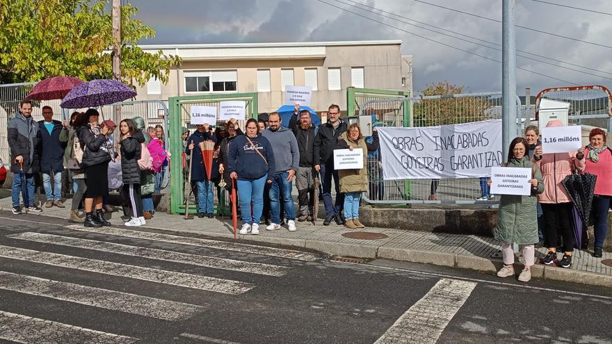 Familias de A Baña protestan por las goteras ante la dilación en acabar las obras en el colegio