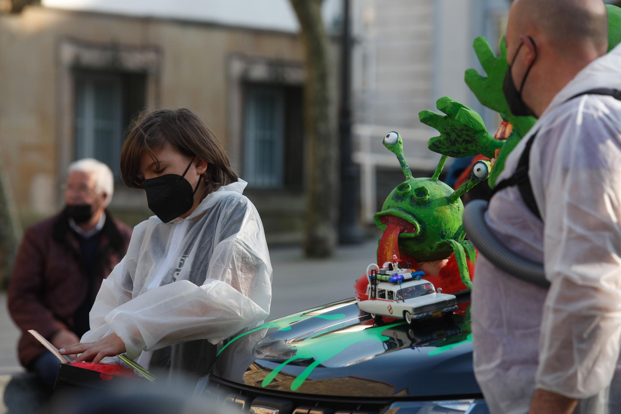 El domingo de Antroxu en Avilés: perros y coches, disfrazados