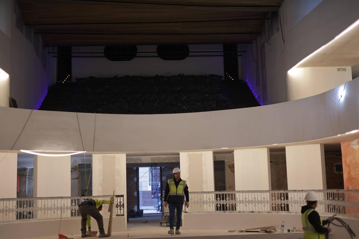 Trabajadores de la empresa constructora en el interior del teatro.