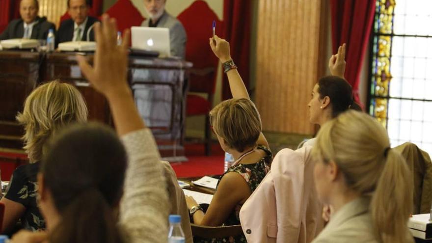 Concejales del PP, durante una de las votaciones del Pleno celebrado ayer.