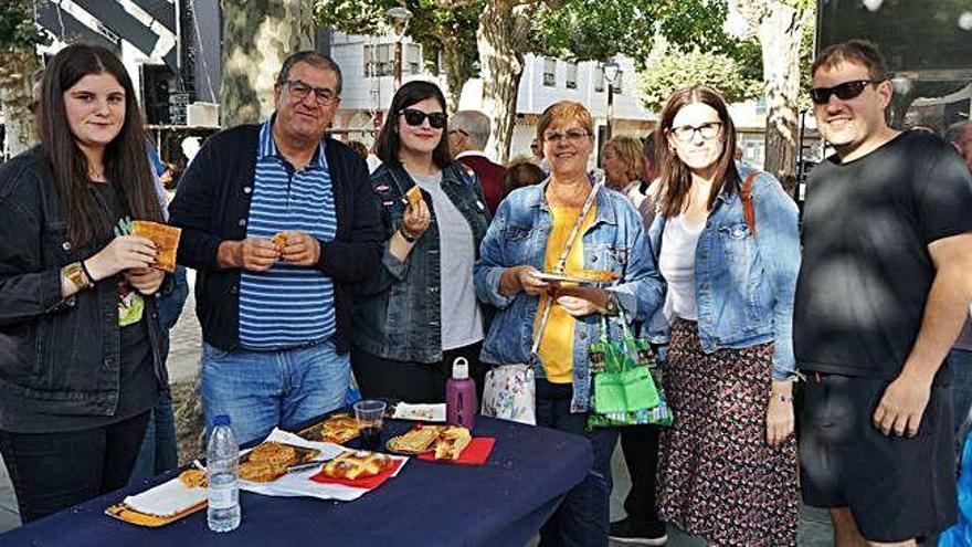 Asistentes a la Festa da Empanada, ayer, en Carral.