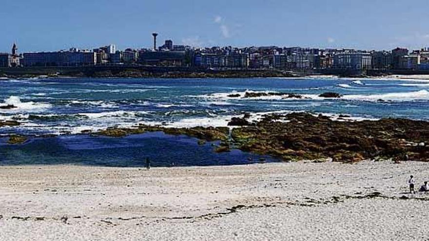 Panorámica de la playa de Riazor, ayer por la mañana.