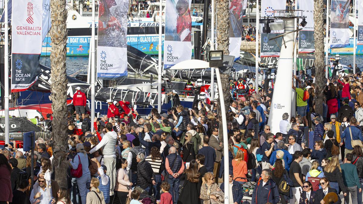 Parte de la multitud que ha acudido al inicio de la regata.