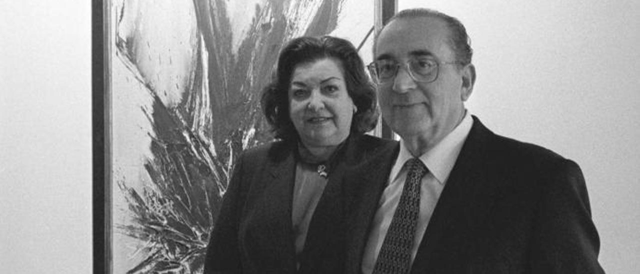 Nacho Agraït y Jorge
López en 2019, junto a 
las obras de Oliver
Johnson.  M.A.montesinos