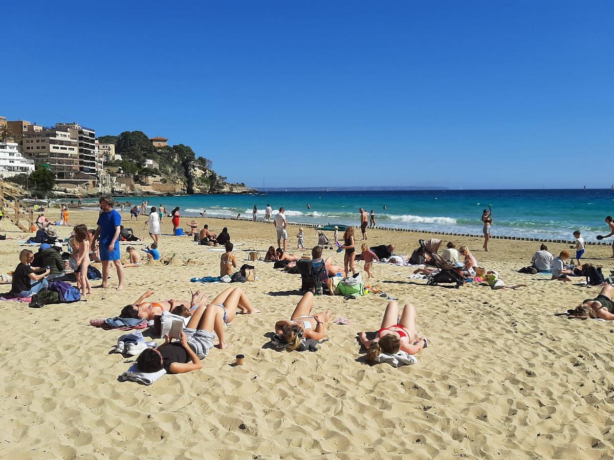 FOTOS | El buen tiempo llena Cala Major de bañistas y deja los primeros chapuzones del año en Palma FOTOS | El buen tiempo llena Cala Major de bañistas y deja los primeros chapuzones del año en Palma