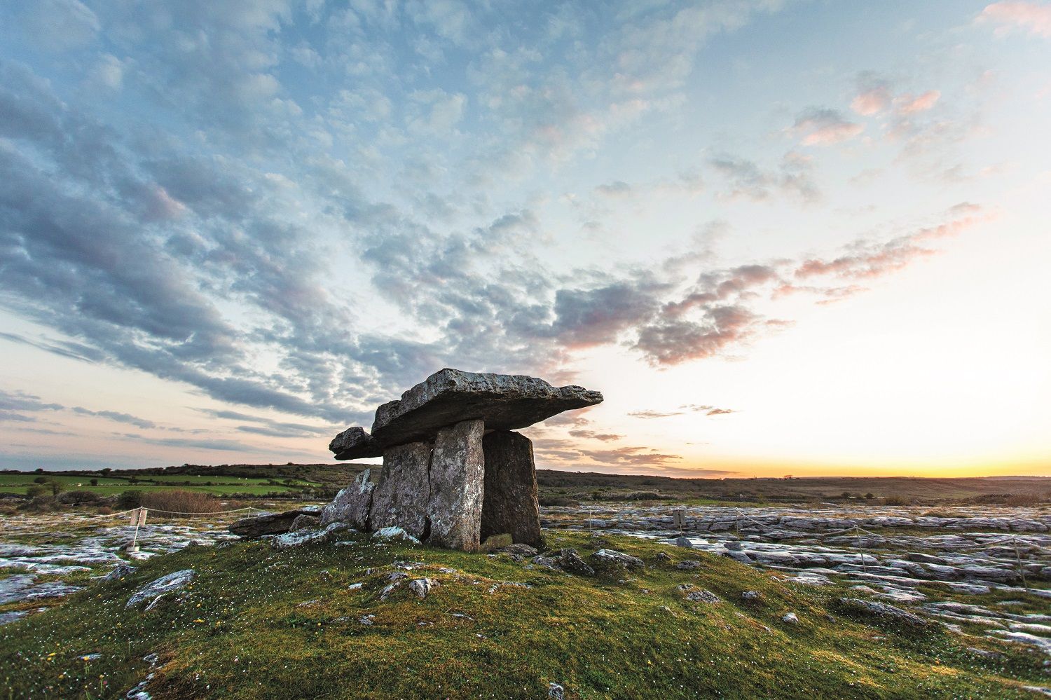 Dolmen de Poulnabrone.