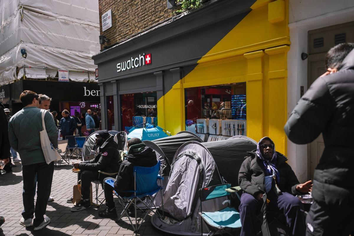 People queue outside a Swatch Group AG store ahead of the sales launch of the "Royal Pop" watch, in London, UK, on Friday, May 15, 2026. Swatch Group AG is launching its first-ever collaboration with a rival watchmaker, teaming up with ultra high-end competitor Audemars Piguet, and fans are already lining up five days ahead of its sale date. Photographer: Jose Sarmento Matos/Bloomberg
