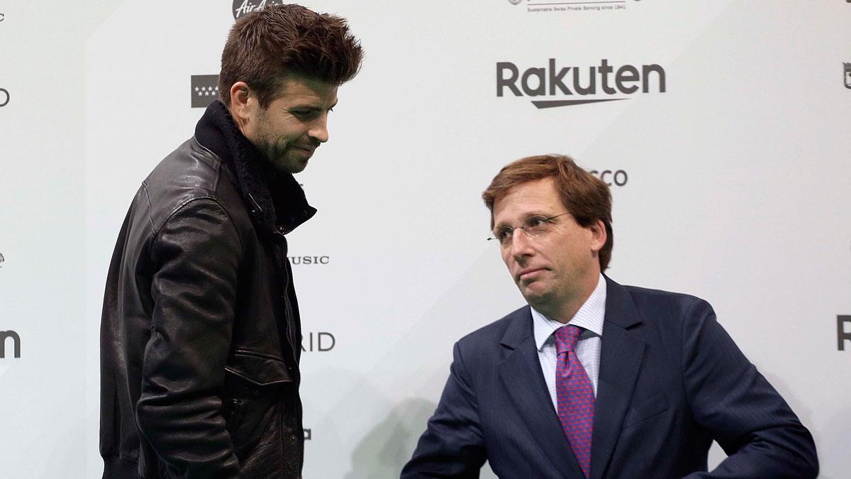 Piqué espera que la Copa Davis sea un gran espectáculo. En la foto, el jugador junto al alcalde de Madrid, Martínez Almeida, en la presentación de la Copa Davis.