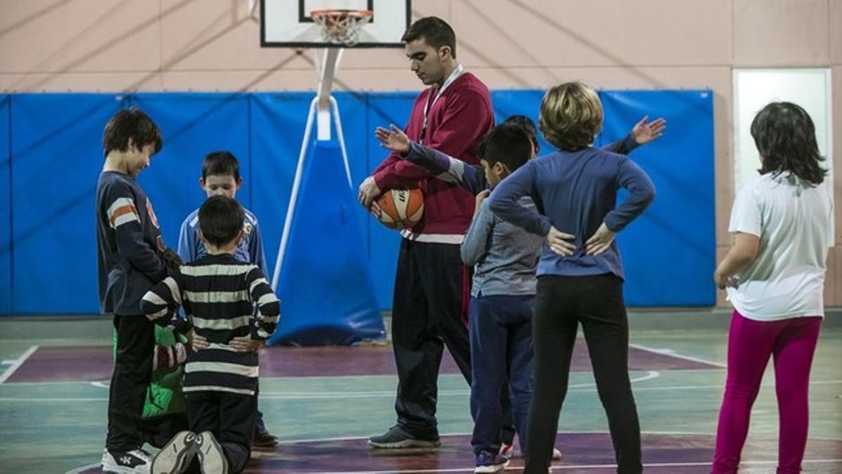 Un entrenador de la Unió Esportiva Gaudí dirige un entrenamiento en Barcelona