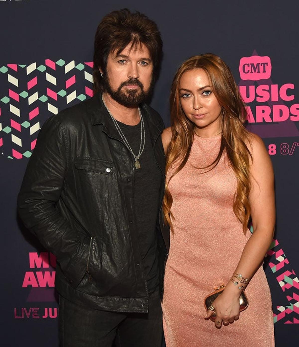 Billy Ray Cyrus y Brandi Glenn Cyrus, en la alfombra rosa de los CMT Music Awards 2016.
