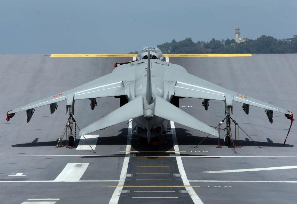 Descubre por dentro el portaaviones ''Juan Carlos I'', atracado en Vigo. // Marta G. Brea