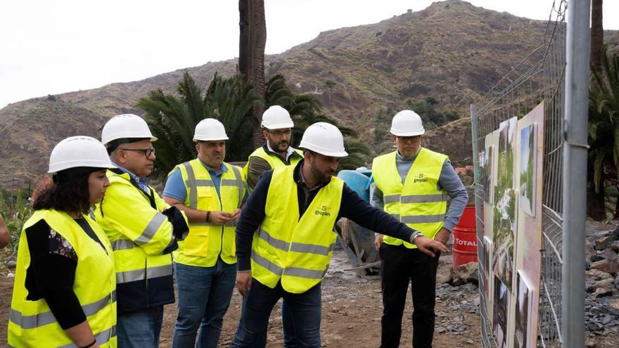 Autoridades locales e insulares durante la visita a la zona de obras.