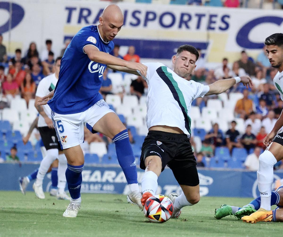 Toril pugna con el azulino Rentero en el partido entre el Linares y el Córdoba CF.
