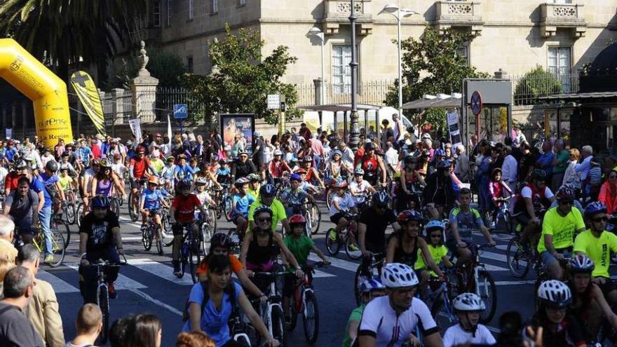 El pelotón de ciclistas transita por las calles de la ciudad. // Jesús Regal