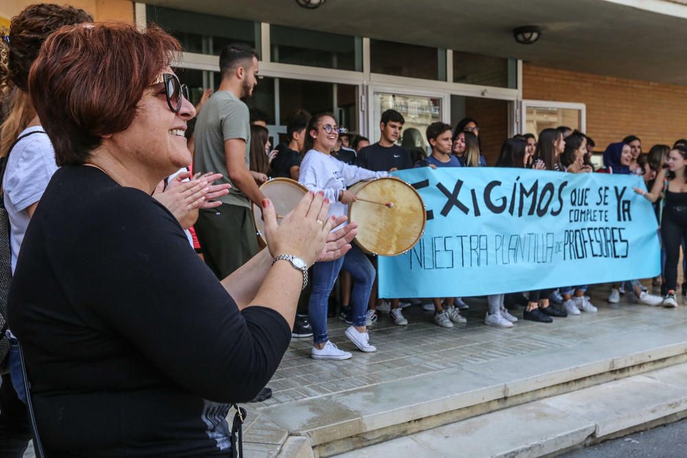 Protesta de profesores, padres y alumnos del IES Les Dunes para pedir un profesor, en una plaza que está vacante desde que comenzó el curso