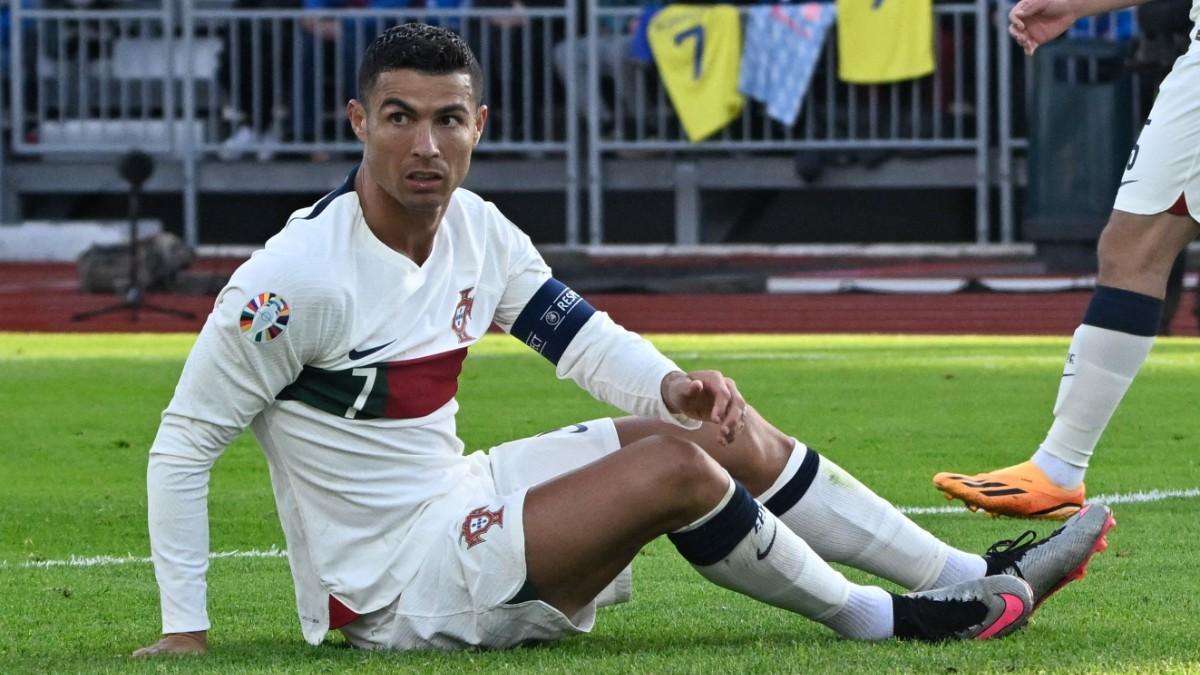 Cristiano, en el suelo tras haber recibido una falta