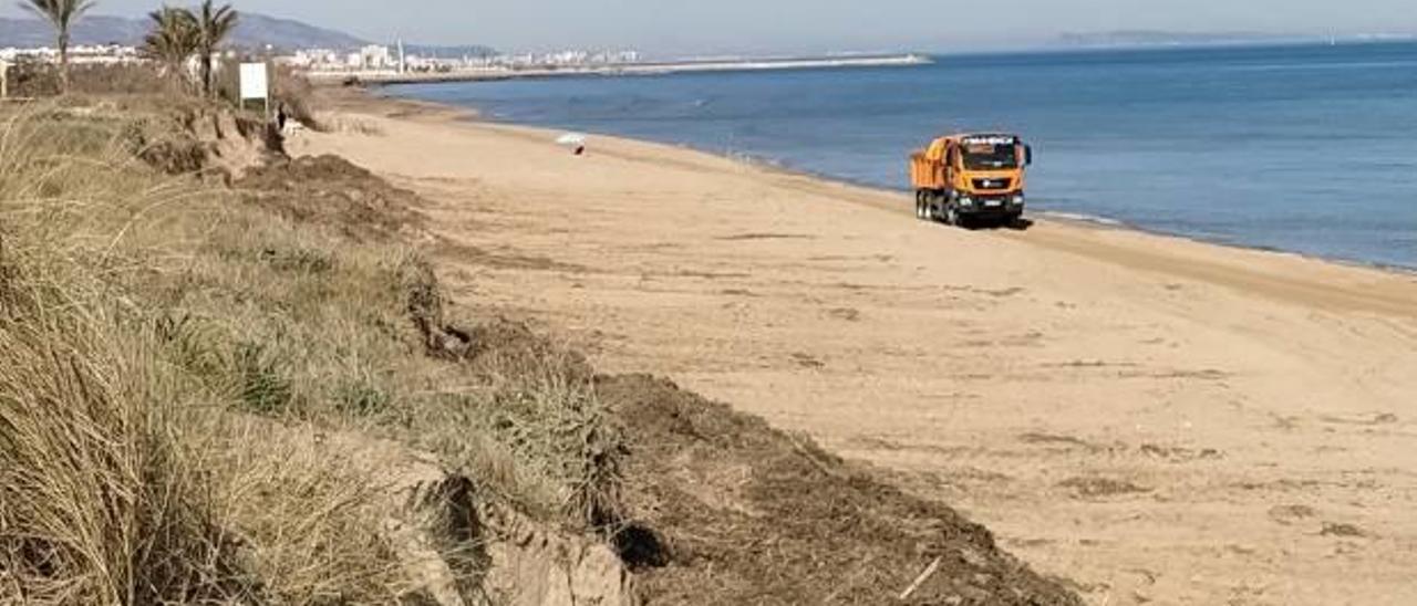 El material, depositándose en el tramo del llamado Sector 5 de Oliva, justo al pie de las dunas.