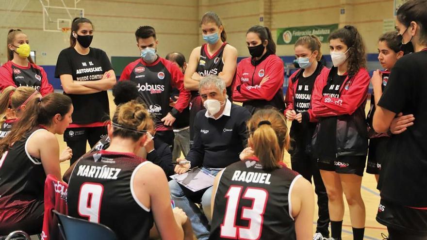 Las jugadoras del Dobuss Córdoba rodean a su técnico, Miguel Ángel Luque, en un tiempo muerto en Cervantes.