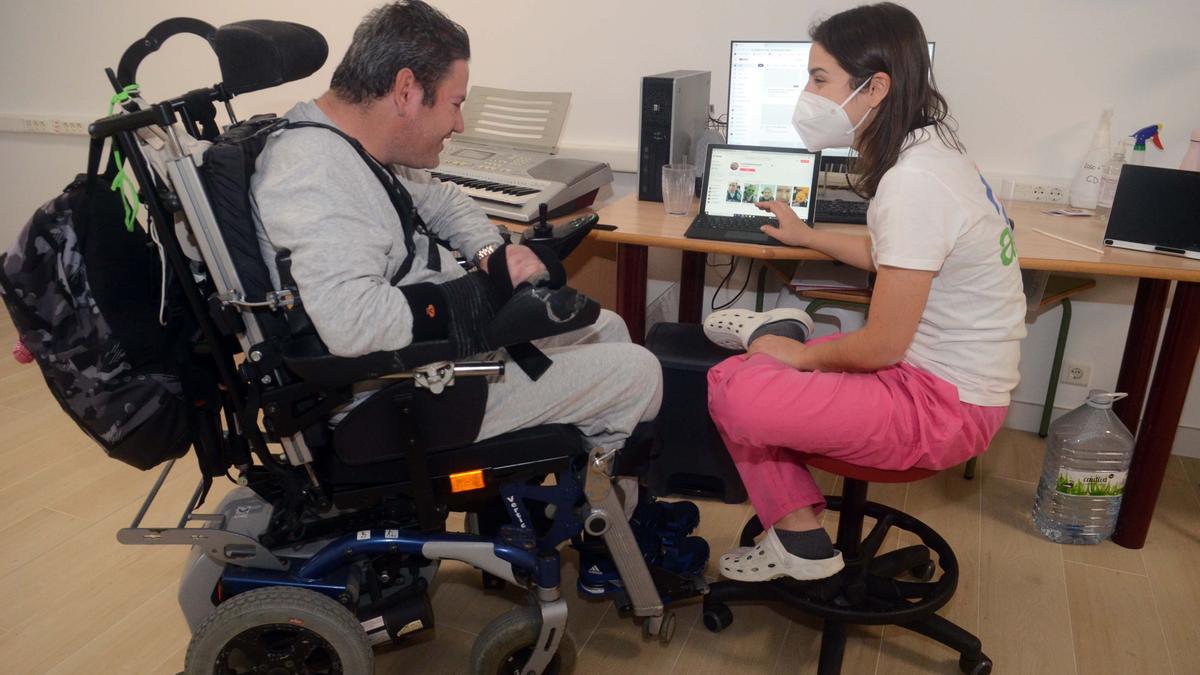 La logopeda Marcela Alonso en una terapia con Alonso.