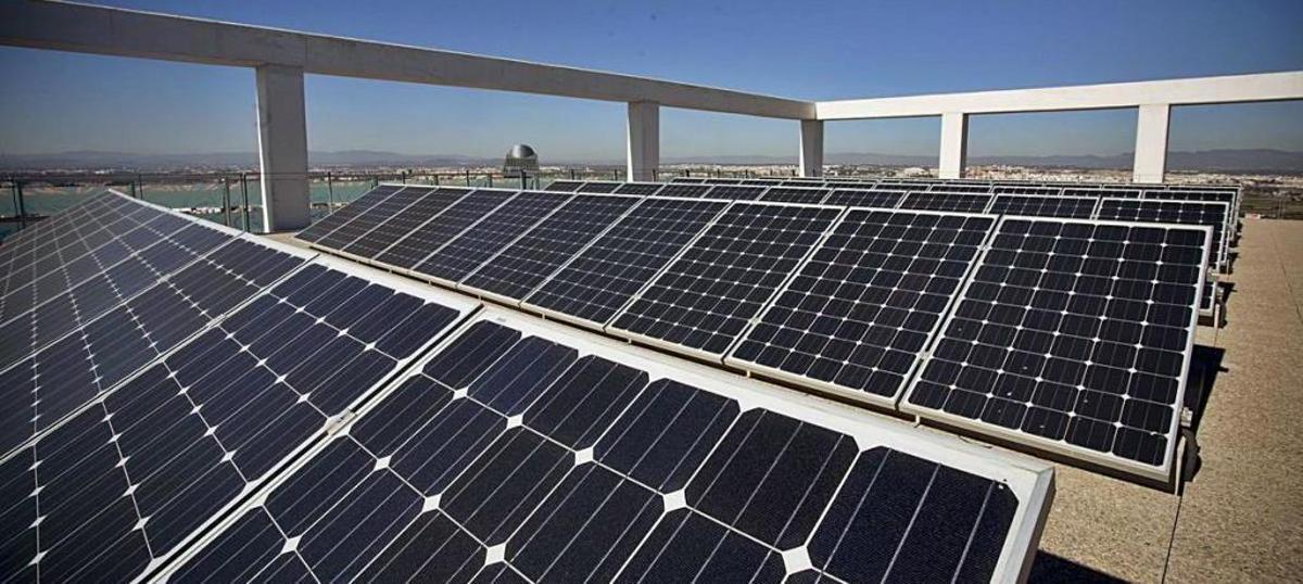 Instalación de autoconsumo en el complejo administrativo Nou d'Octubre.