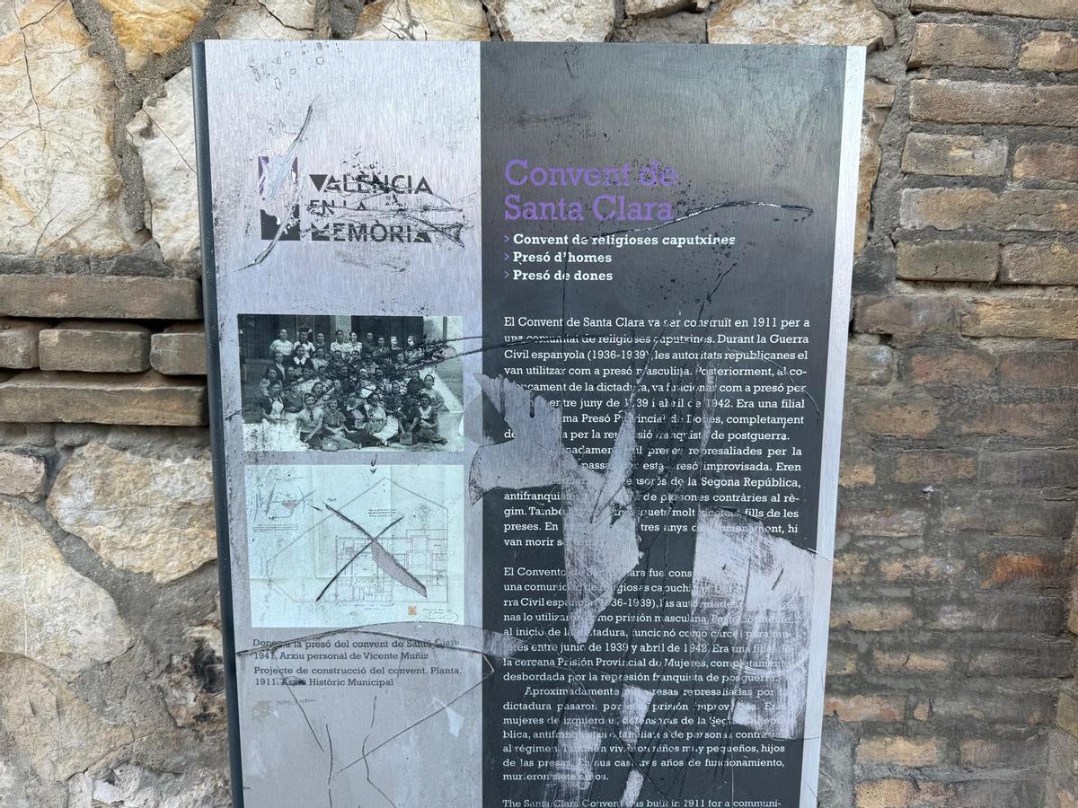 Destrozos en la cartelería del Convento Santa Clara.