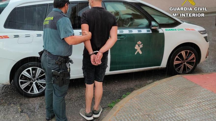 El detenido por la Guardia Civil.