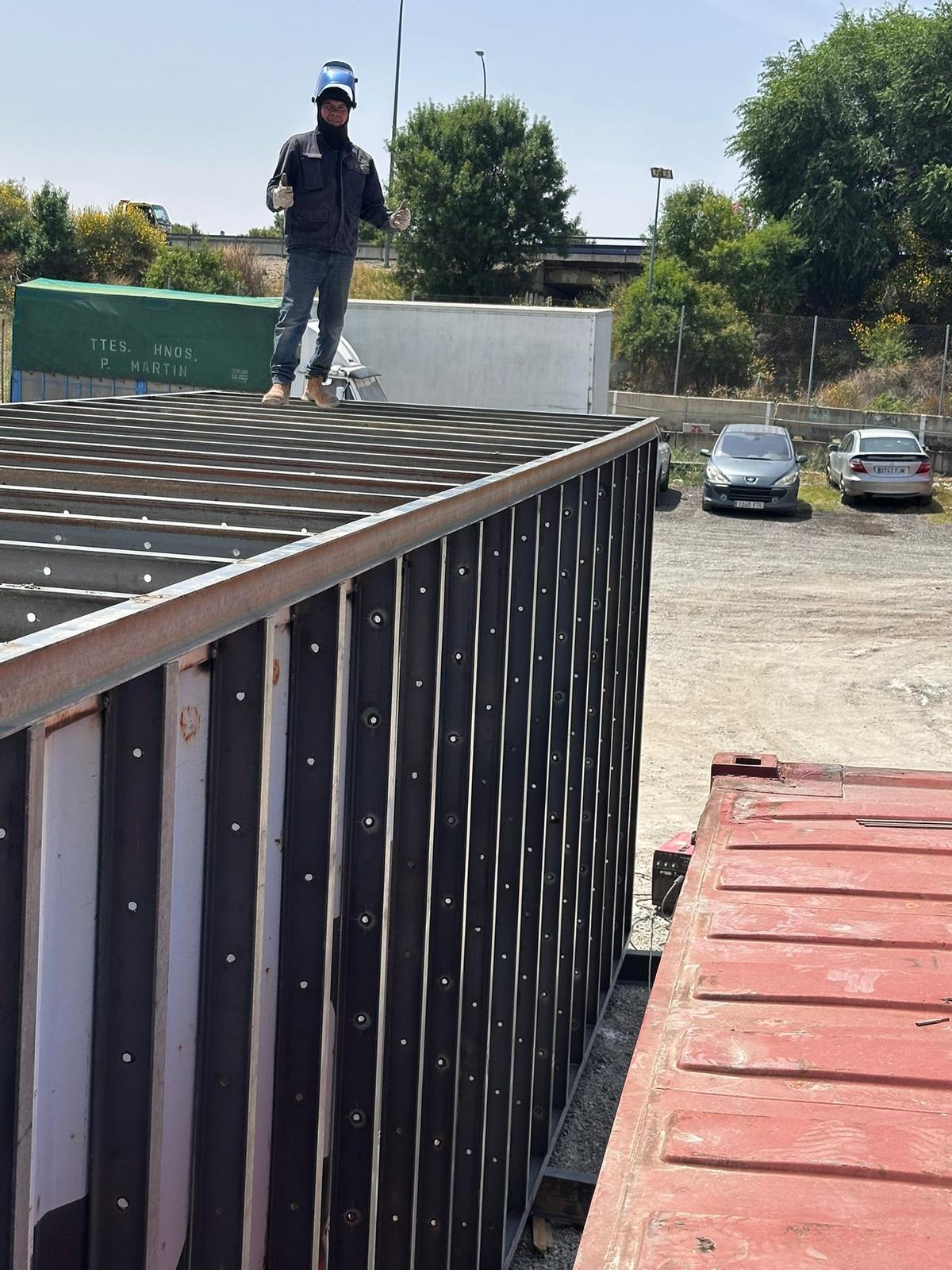 Un operario de la empresa sobre uno de los modelos de búnker prefabricados.